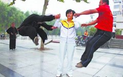 女气功大师隔空打人视频，女气功大师闫芳真实照片