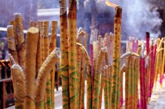 烧香被烫寓意什么？每次烧香拜佛都烫到手意味着什么