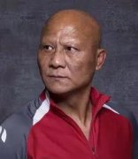 揭计春华为什么是光头还没眉毛，计春华老婆不是刘芳毓？