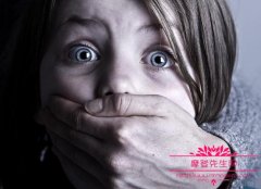 女孩装鬼用冥币吓司机视频，如果真的遇到了鬼怎么办？