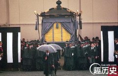 日本战败为何不绞死天皇？日本天皇裕仁葬礼照片