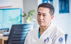 何建一为什么手抖是什么病？何建一为什么和前妻离婚
