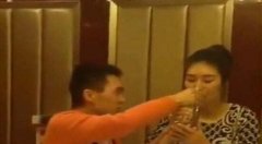 实拍妹子一口气干一瓶白酒，一口气喝一瓶啤酒技巧