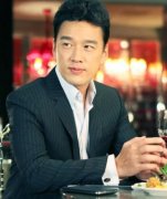 王耀庆为什么戴假发？王耀庆老婆郭晏青资料照片
