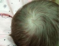 头上的旋位置与命运的关系，头旋偏右有什么说法？