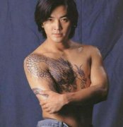 为什么很少有人纹过肩龙纹身，怎么能扛得起过肩龙？