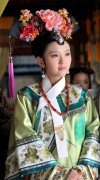 满清瓜尔佳氏后裔出的美女都有谁，瓜尔佳氏现在姓什么？