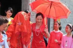 结婚时的红伞是谁来打，结完婚的红伞怎么处理？