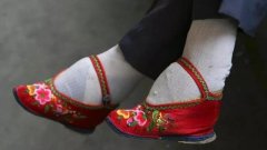 以前女人缠足走路疼吗，古代穷人家的女孩裹脚吗？