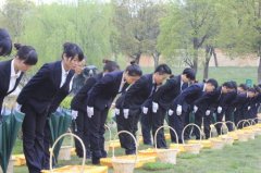 对死者为什么要三鞠躬，鞠躬的标准是弯腰多少度？