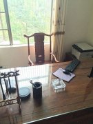 办公桌身后是窗户怎么破解，办公桌后挂地图好吗？