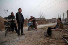 村子里都有傻子挡煞气真假，每个村子的傻子都是守护神