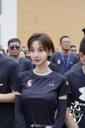 郑雅文的年龄多大了，她和成龙是什么关系？
