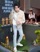 秦霄贤是单亲家庭吗？他搭档换成谁了